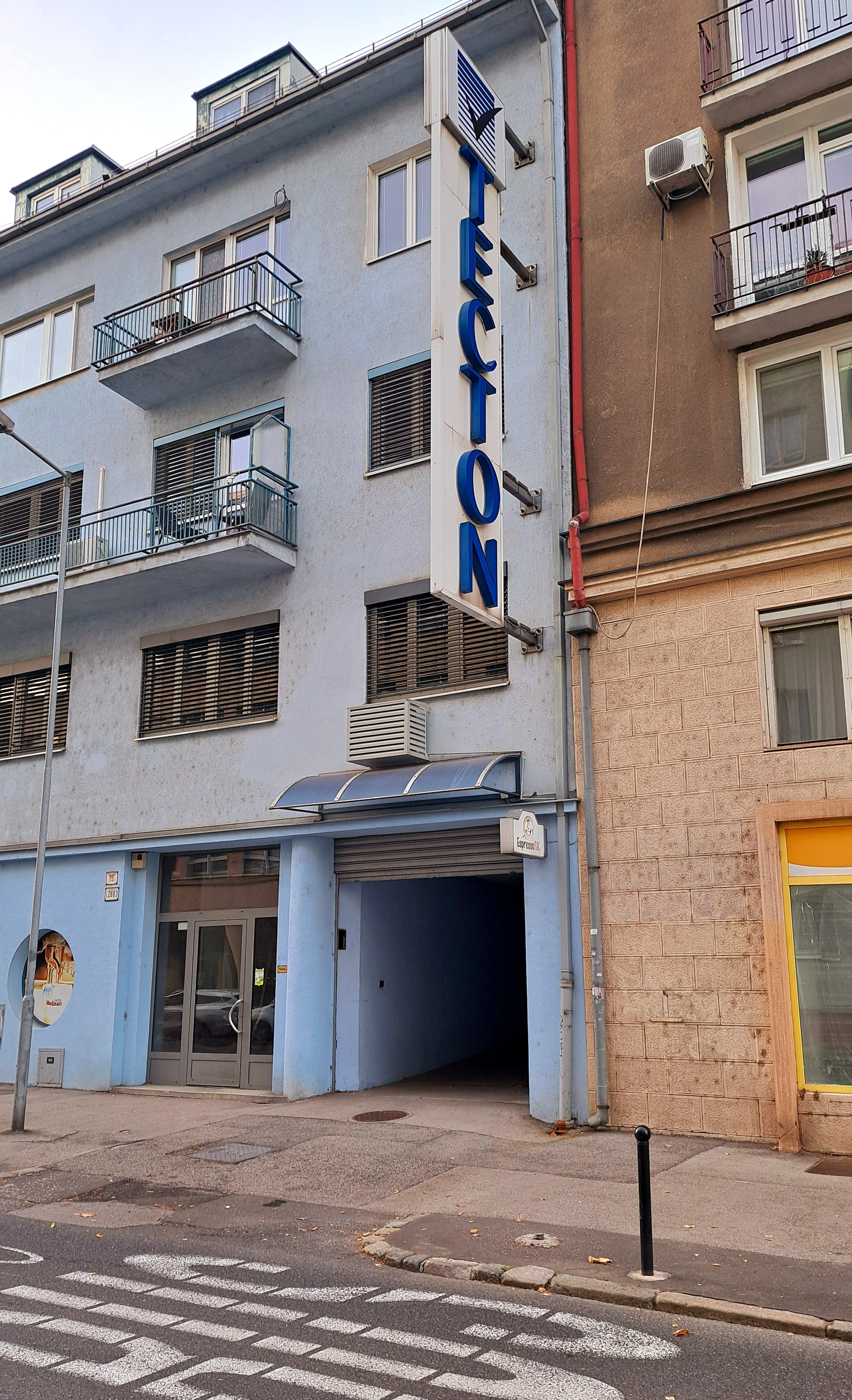 Lokalita - pohľad na budovu Tecton z ulice